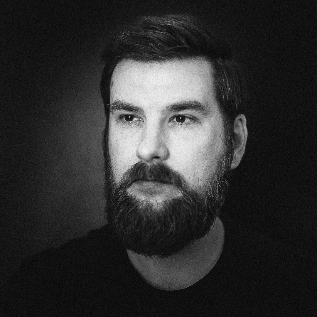 Portret moškega z modro srajco